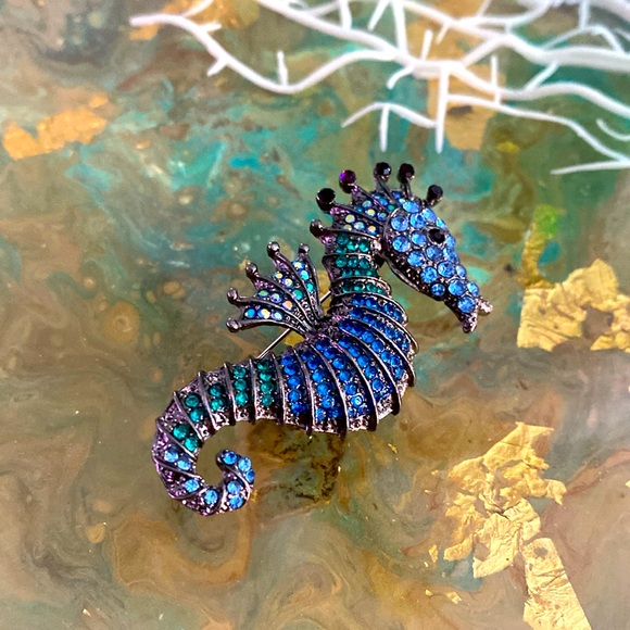 Rhinestone Seahorse Brooch - Picture 1 of 3